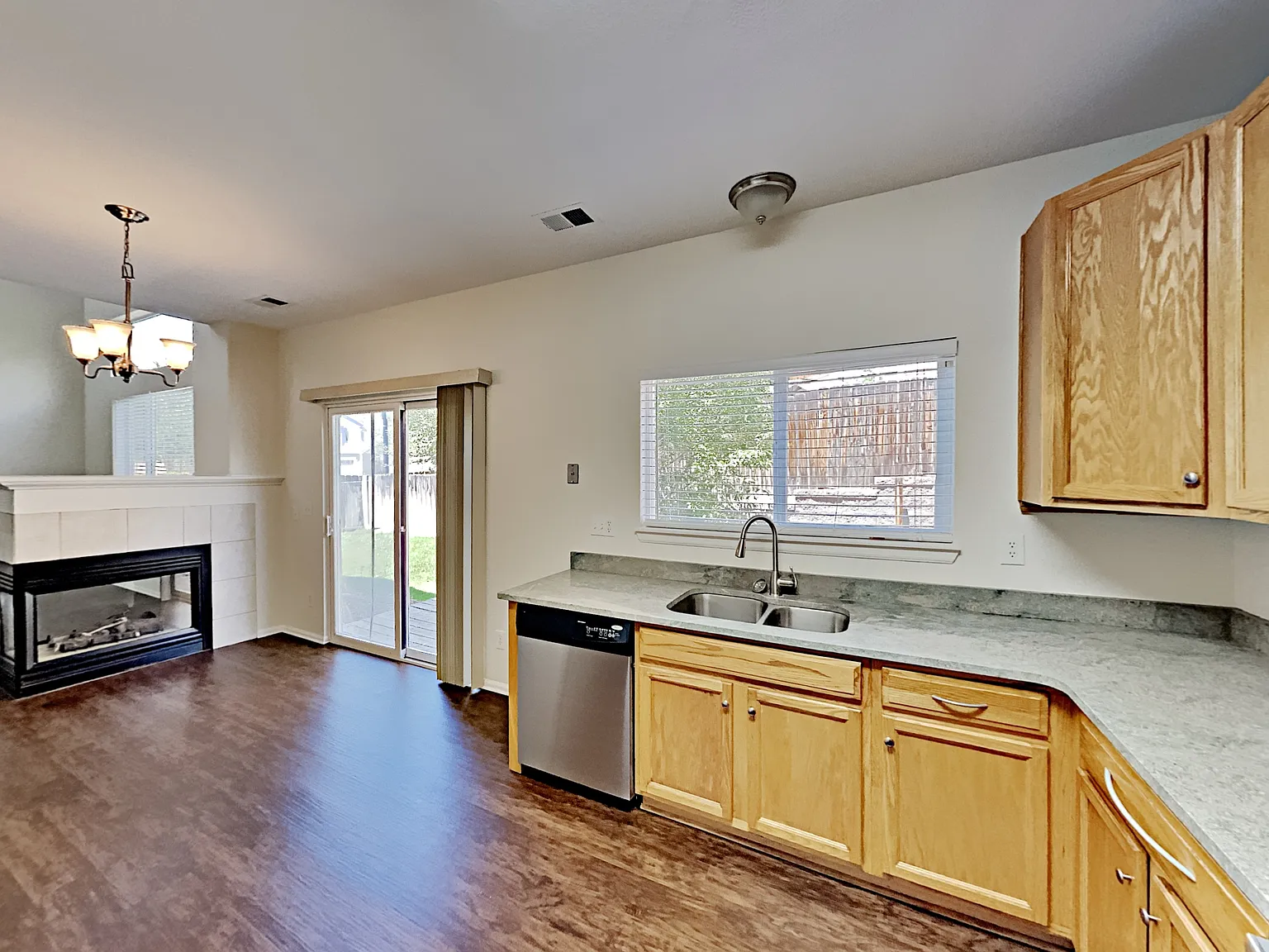 3 bed, 2.5 bath, 1495 sqft, $3,000 — Photo 4