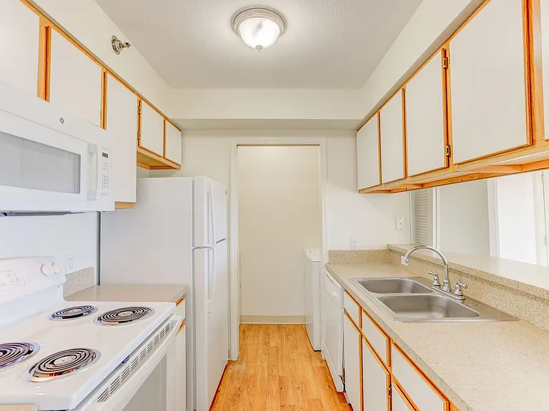 Americana Lakewood Apartments — Photo 71