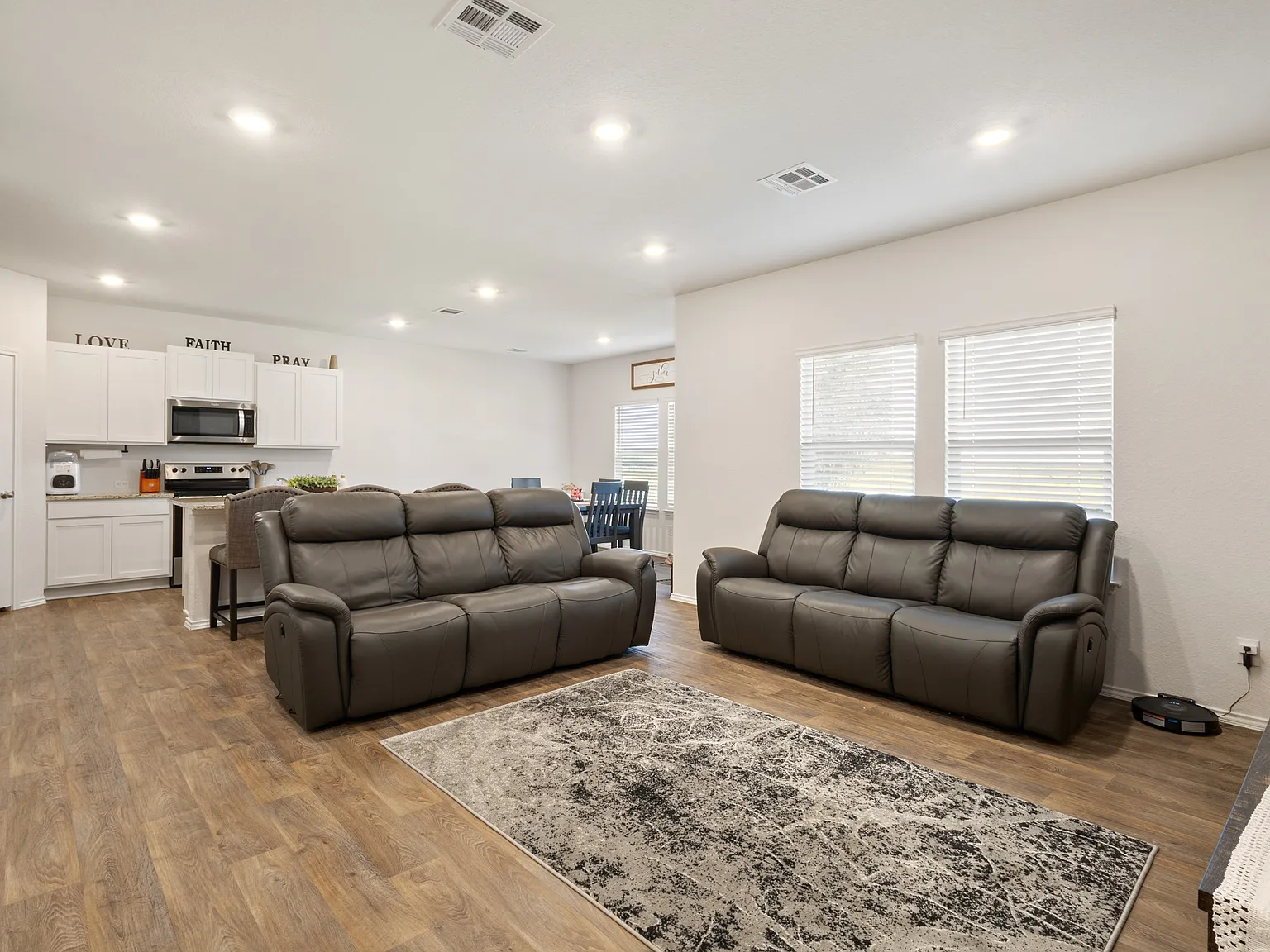 4 bed, 1968 sqft, $1,780 — Photo 4