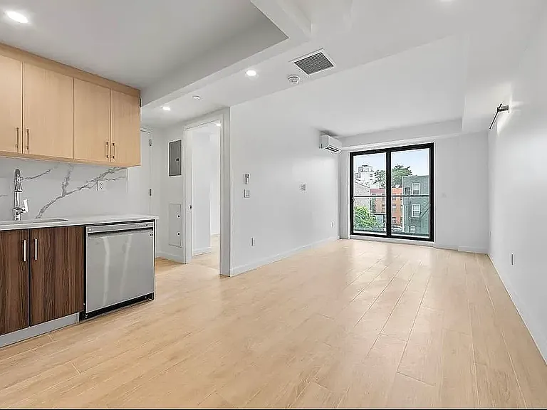 21 Meserole St #403 — Photo 3