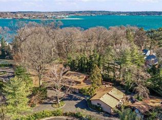 8 Eagle Point Dr, Great Neck, NY 11024