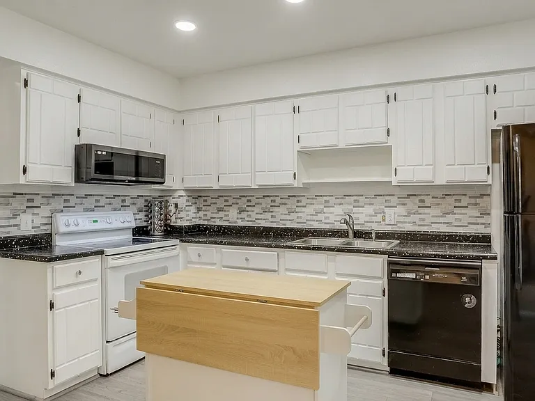 11646 Lincoln St — Photo 5