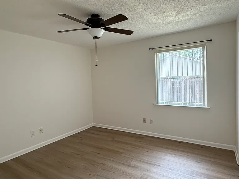 401 Crystal Ln — Photo 12