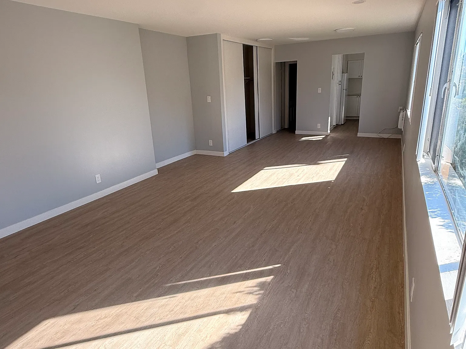 Beverly Rossmore Apartments — Photo 2