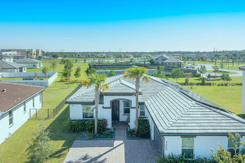 3 bed, 3.0 bath, 2297 sqft, $2,700 — Photo 4