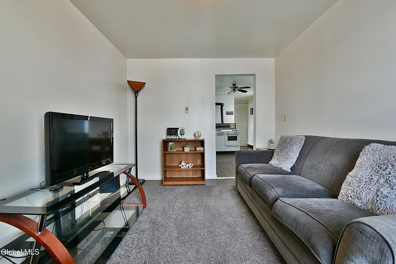 4th image of 4 1/2 Hibbard Street