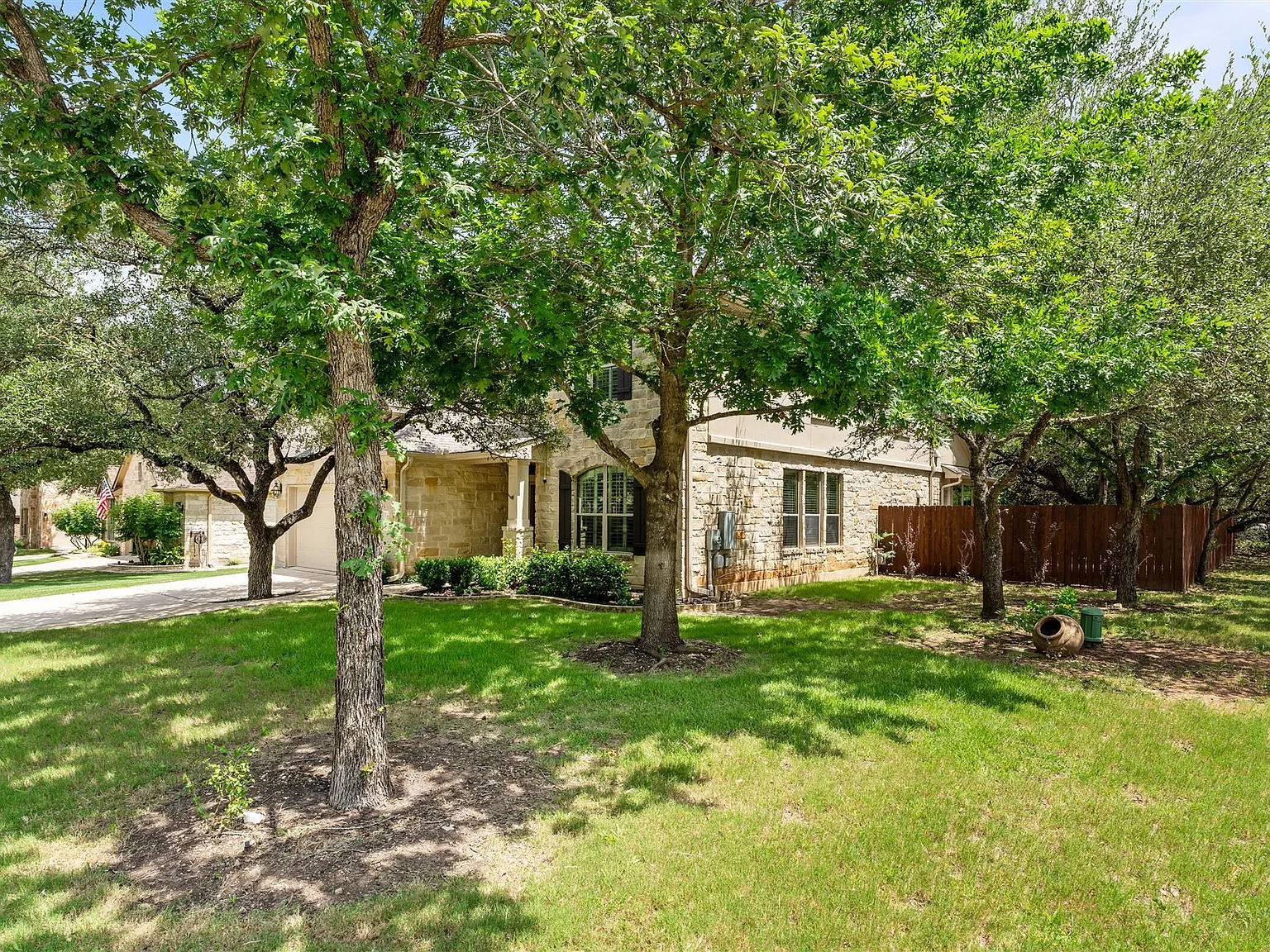 5 bed, 3.0 bath, 2828 sqft, $3,900 — Photo 3