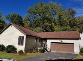 2 Floral Ln, East Stroudsburg, PA 18301
