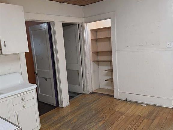 5th image of 945 E Leonard St