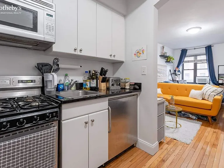 312 W 23rd St #2F — Photo 4
