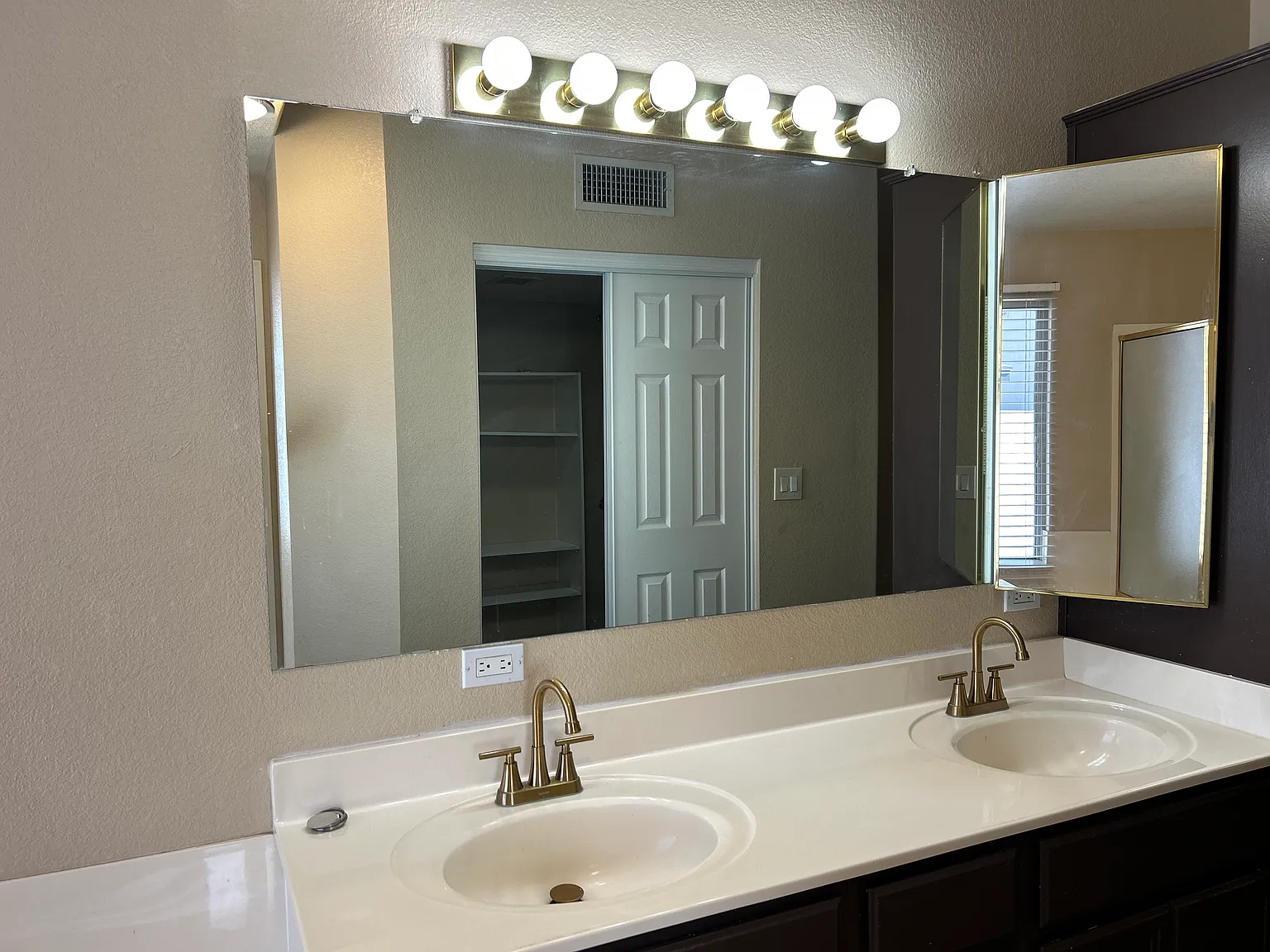 3 bed, 1558 sqft, $2,400 — Photo 4