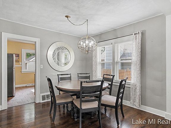 3rd image of 3639 Burlingame Ave SW