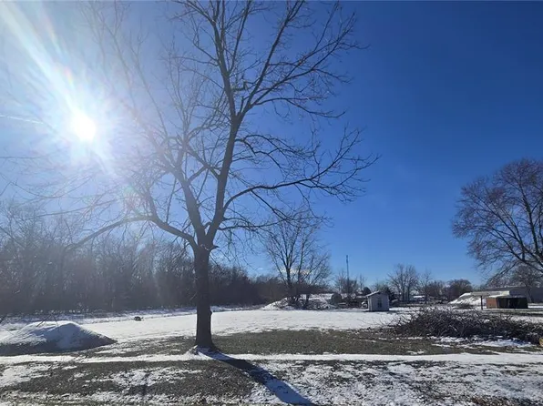 102 W 3rd St, Coffeen, IL 62017