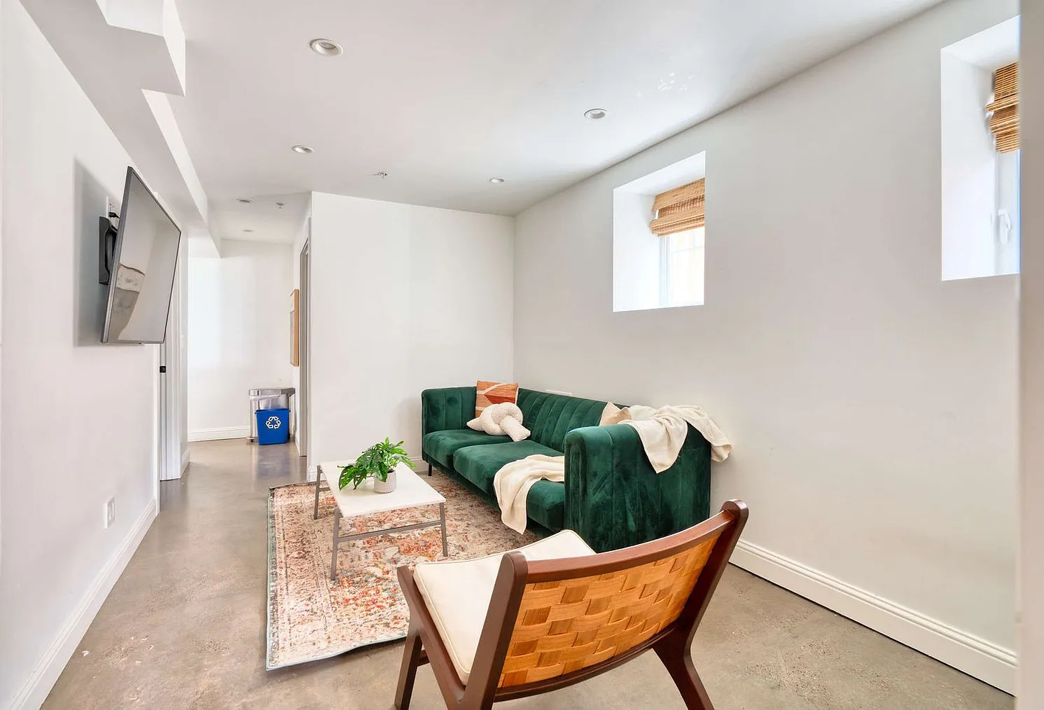 3 bed, 2.0 bath, 1033 sqft, $5,789 — Photo 2