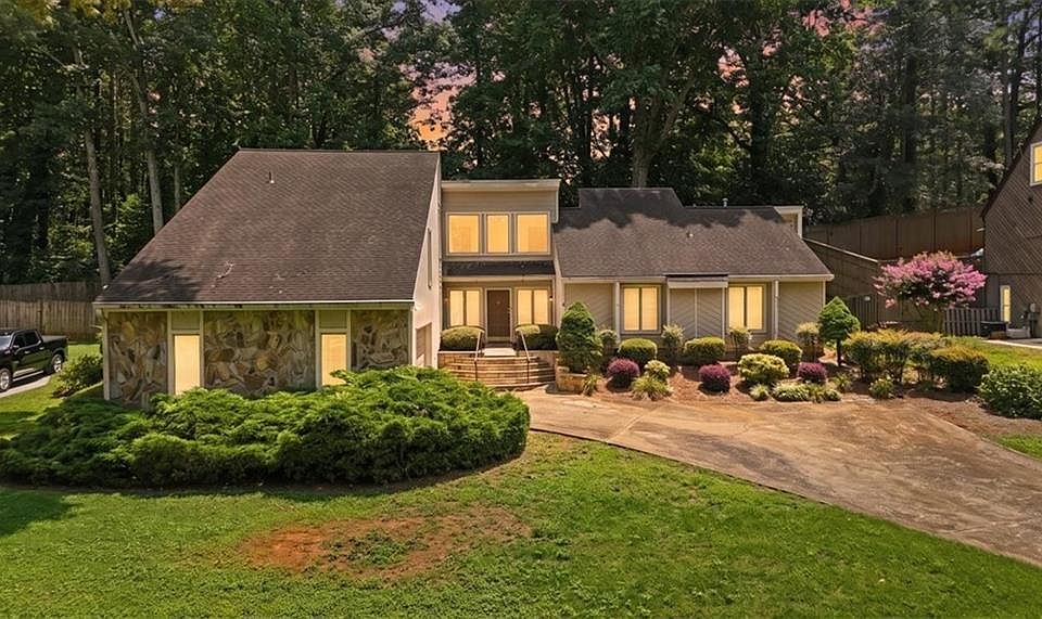1st image of 26 Latimer Ln NE