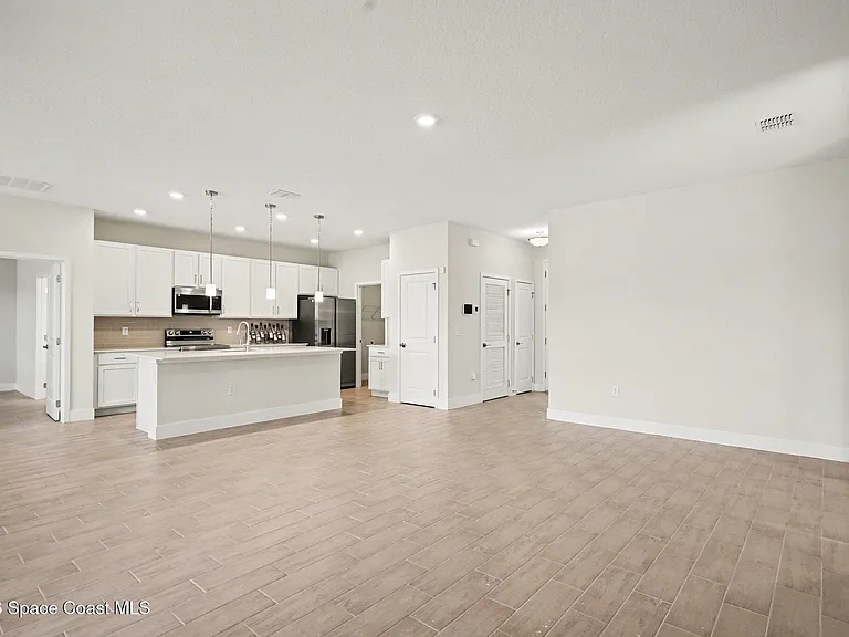 414 Caribbean St SE — Photo 8