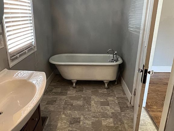 5th image of 3208 Pershing St