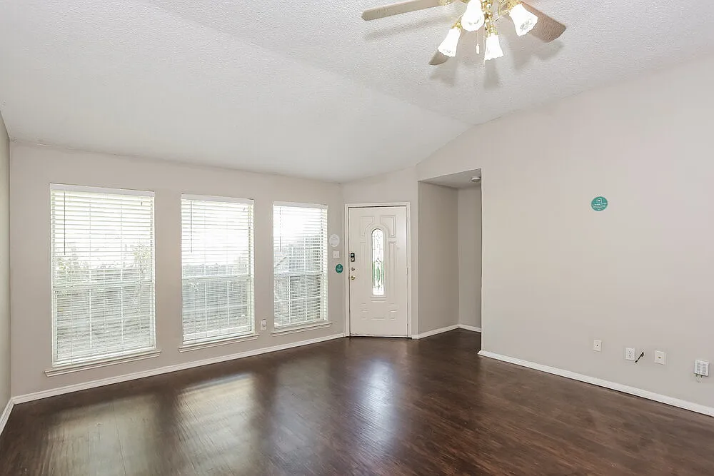 3 bed, 2.0 bath, 1233 sqft, $1,895 — Photo 4