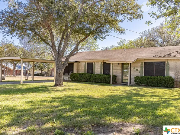 405 Montgomery St, Yoakum, TX 77995