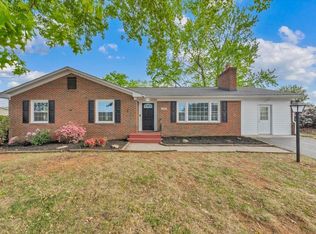 1039 Almond Dr, Vinton, VA 24179