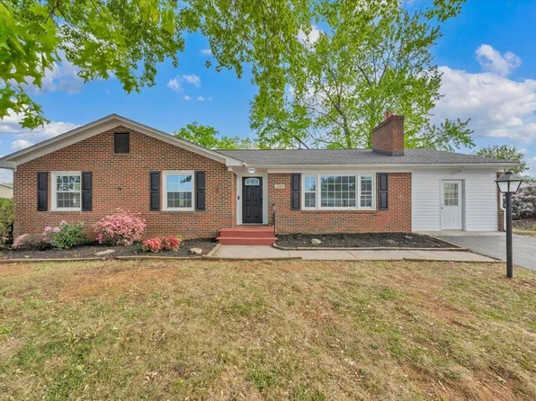 1039 Almond Dr, Vinton, VA 24179