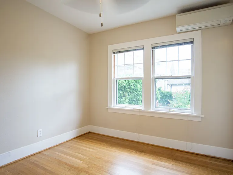 Adorable 1 Bedroom Flat by Laurelhurst Park + SE Belmont! — Photo 10