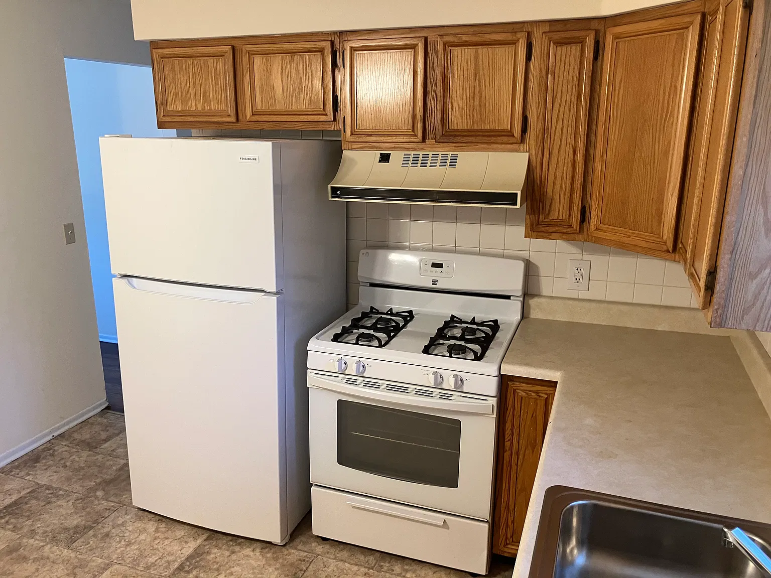 2 bed, 700 sqft, $1,100 — Photo 3