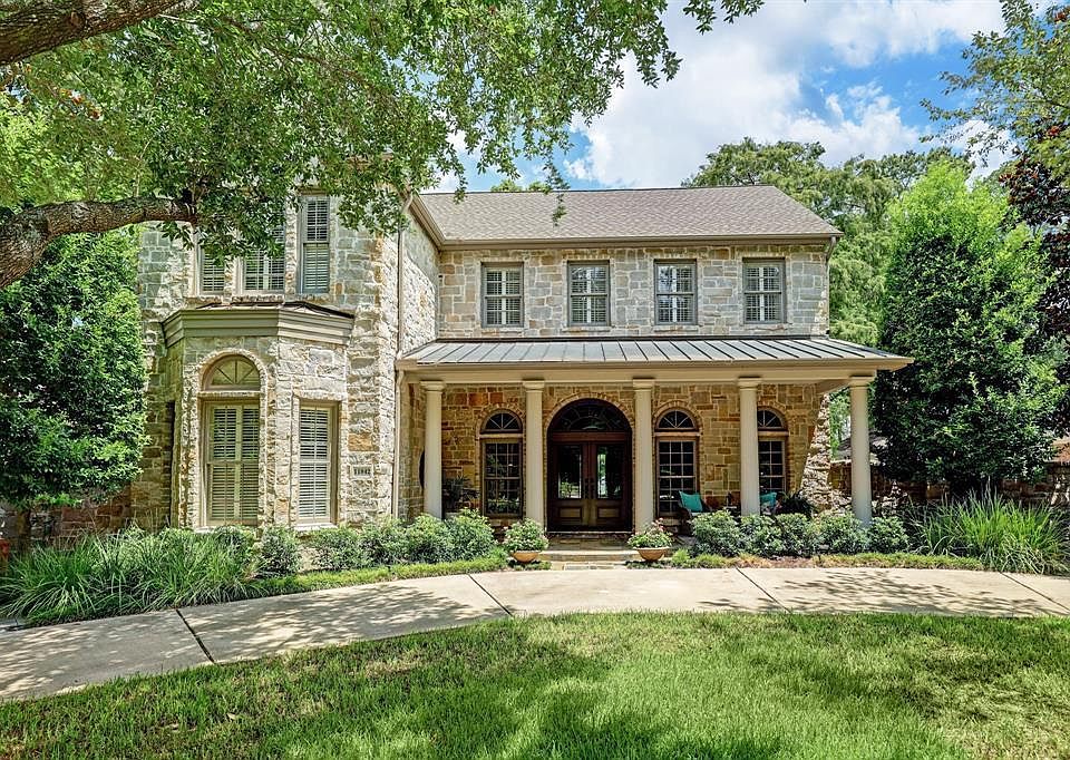 Gorgeous stone , circular drive way