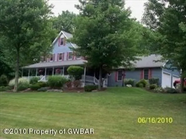 14 Mapleseed Dr, Dallas, PA 18612