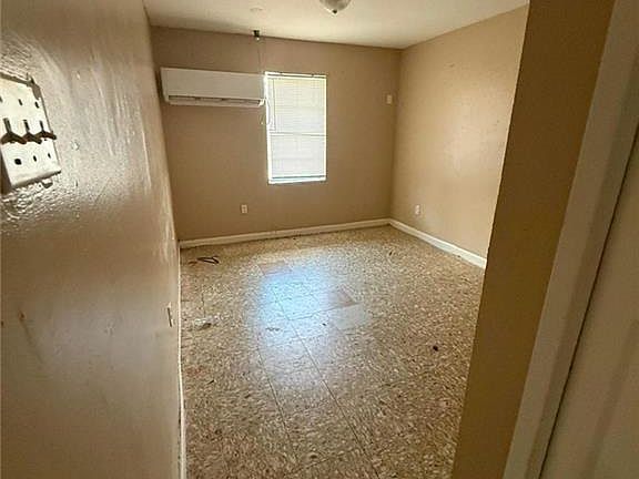 3rd image of 805 W 1st St