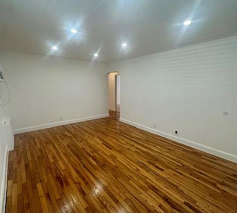 4th image of 538 E Park Ave Floor 1