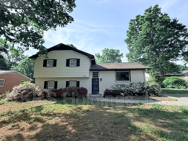 1512 Basewood Dr — Photo 2