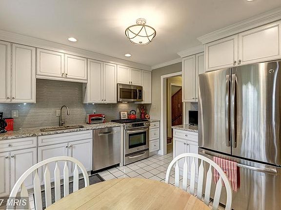 4th image of 105 Oakmont Ct NE