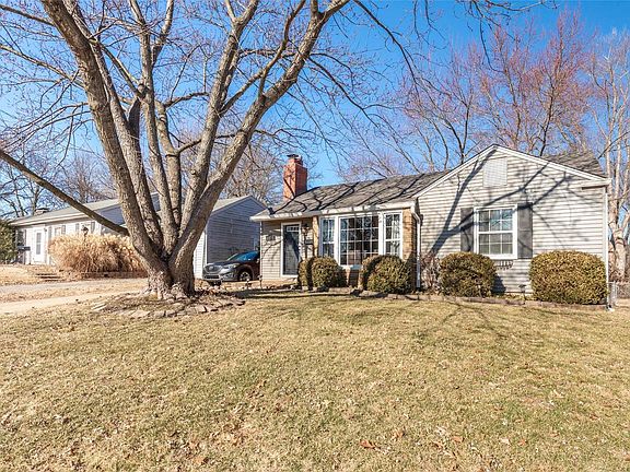 3rd image of 985 Woodbine Dr