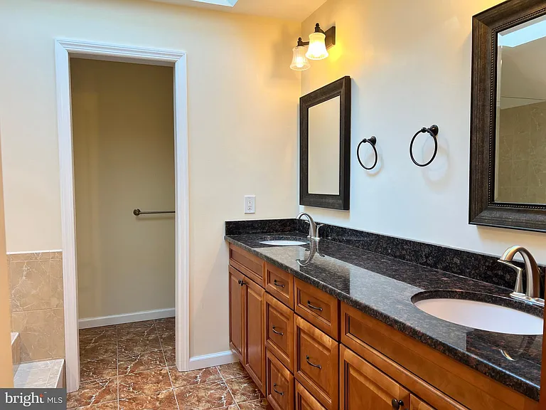 80 Sayre Dr — Photo 11