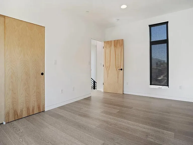 3235 Louise St — Photo 25