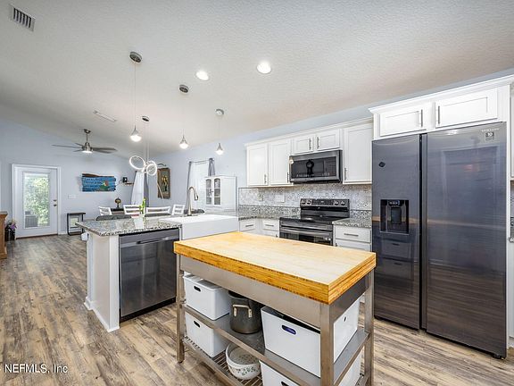 3rd image of 806 COVE Street