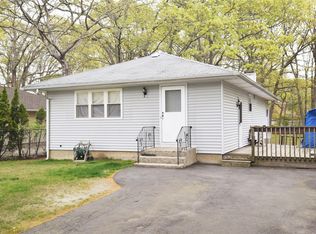 9 Claremont Dr, Mastic Beach, NY 11951