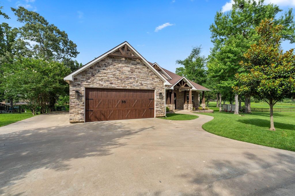 636 W Lake Dr, Livingston, TX - View 2