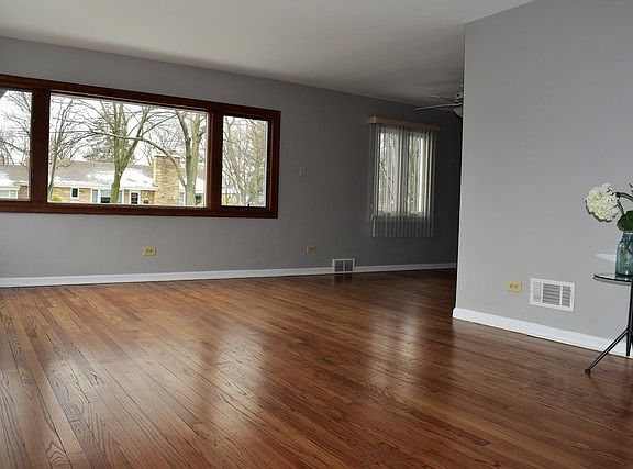 4th image of 50 W Adams St