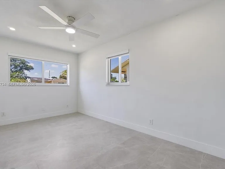 266 SW 6th St — Photo 3