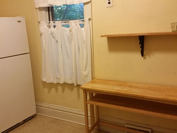 4th image of 1026 Burgess St