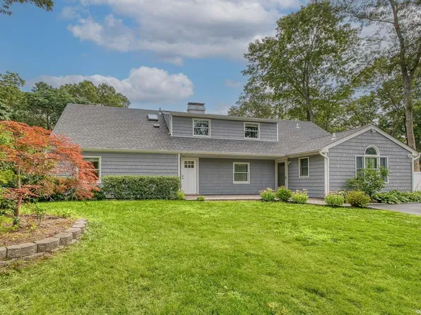 19 Halfcircle Drive, Holbrook, NY 11741