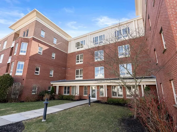 629 Hammond St Unit E215, Brookline, MA 02467
