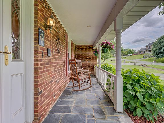 4th image of 280 Ivy Ln