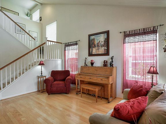 4th image of 717 Cipres St