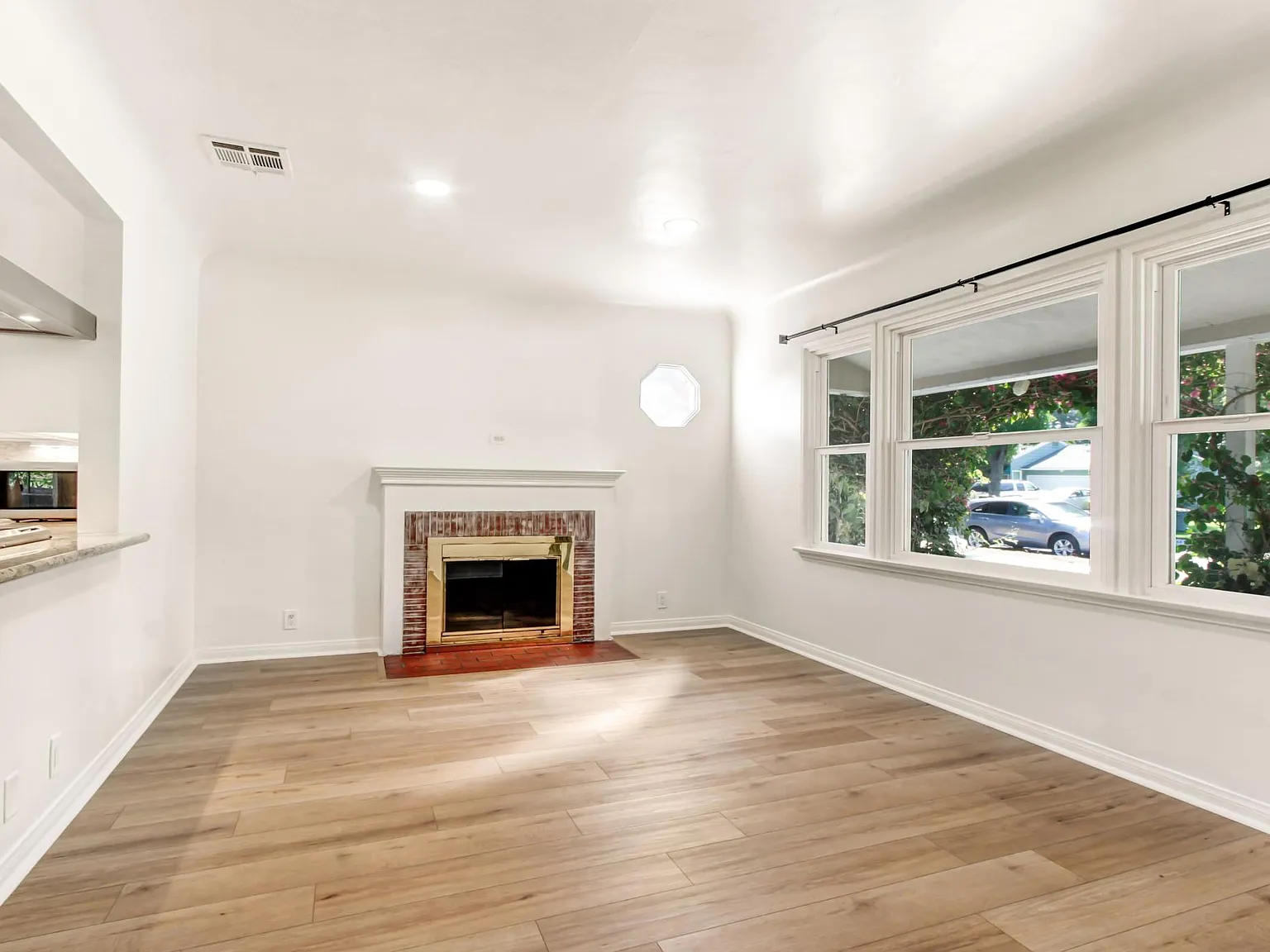 3 bed, 1300 sqft, $5,200 — Photo 4