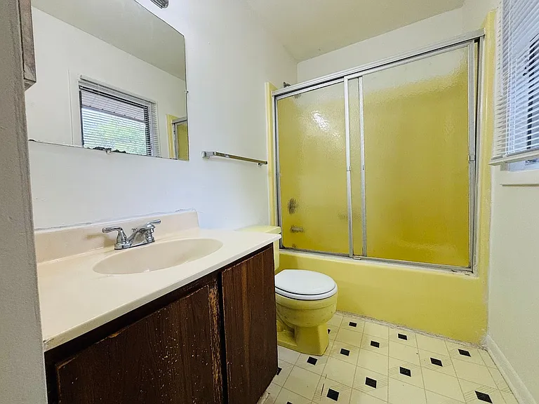 323 Shenandoah Cir — Photo 3