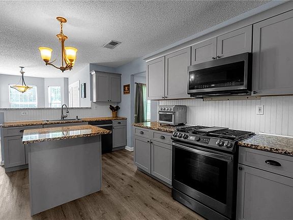 3rd image of 322 Silverleaf Ln