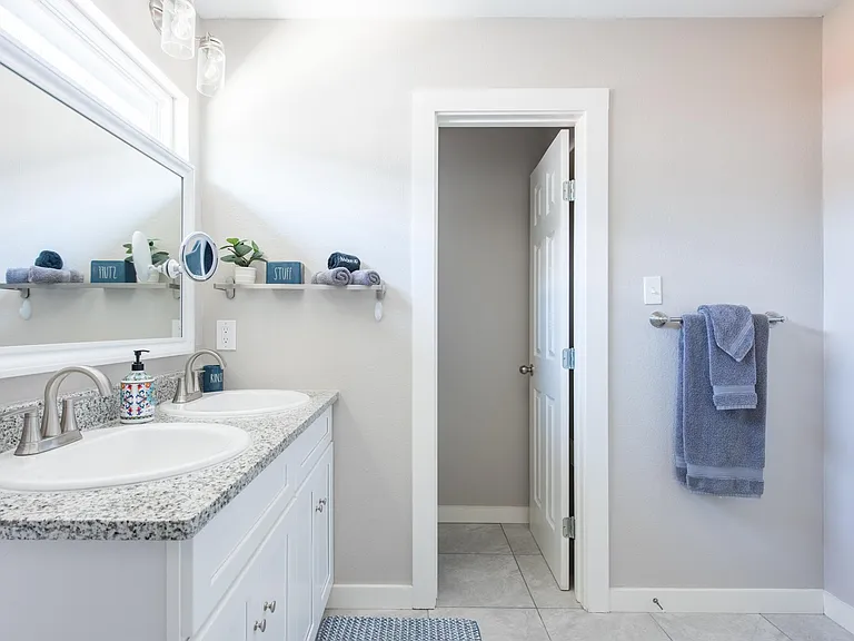 708 S Olive St — Photo 8
